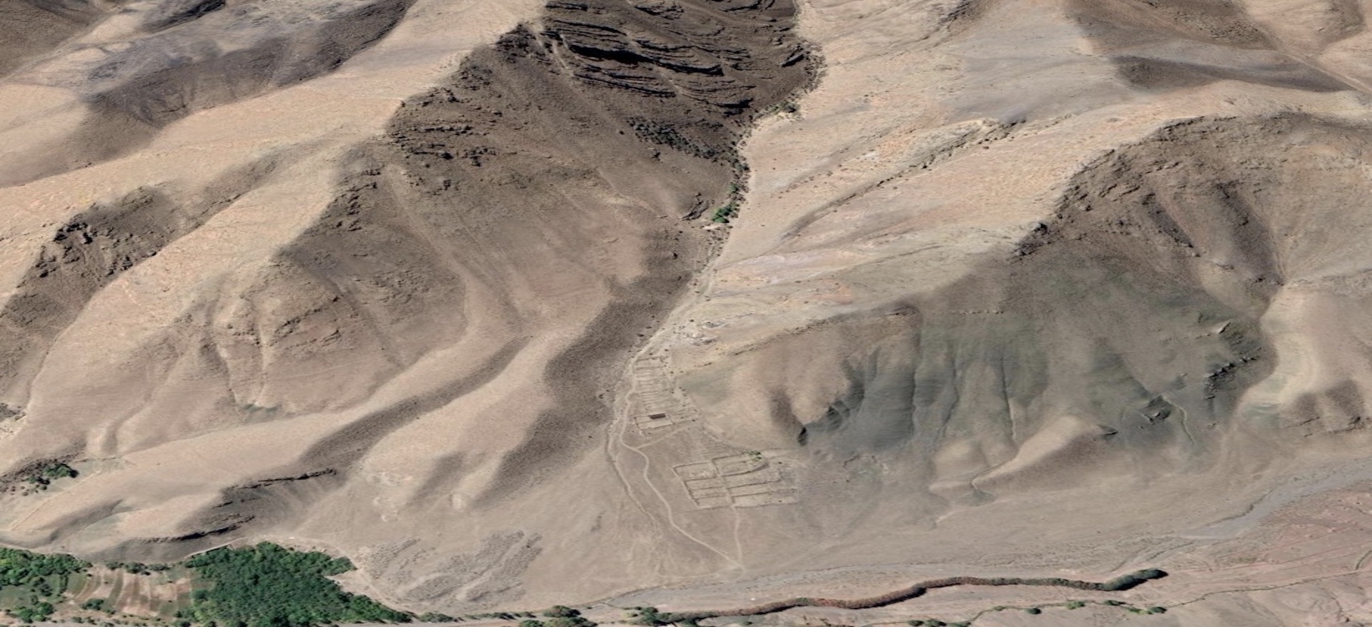 Image: Google Earth, date 2020-10-15, 33° 35' 10"N 51° 34' 36"E, 3105 m